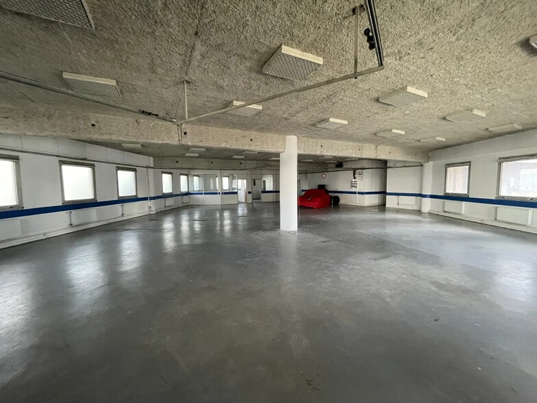 Flex in Nanterre for lease - Interior Photo - Image 3 of 5