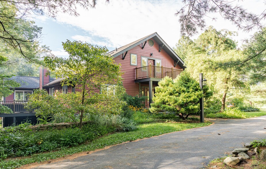 37 Patricia Dr, Pleasant Valley, NY for sale - Building Photo - Image 2 of 52