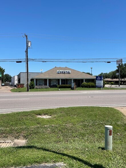 1644 W Henderson St, Cleburne, TX for sale - Building Photo - Image 1 of 1