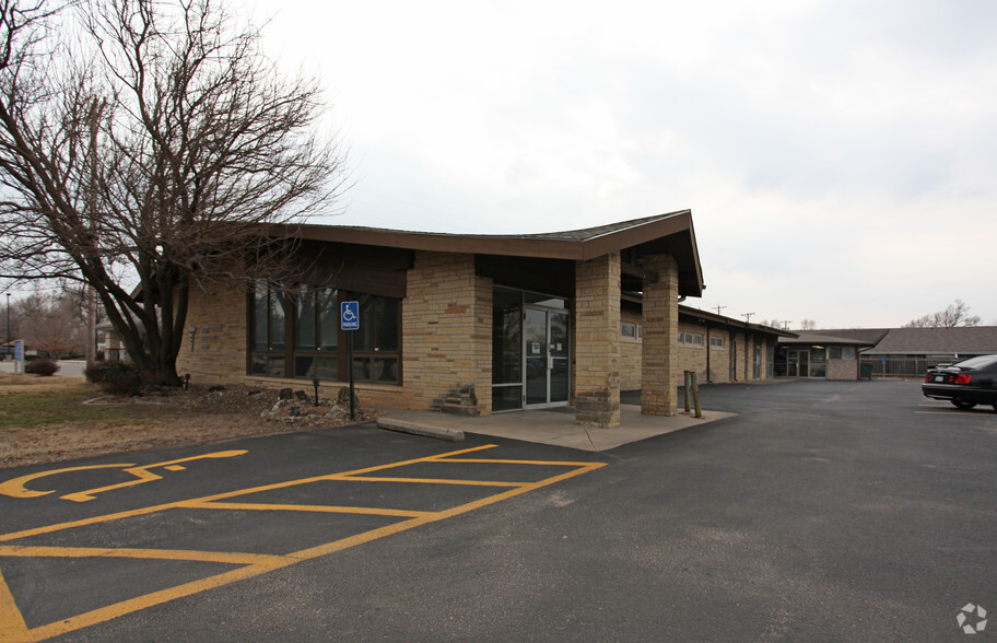 1301 N West St, Wichita, KS for lease - Building Photo - Image 1 of 13