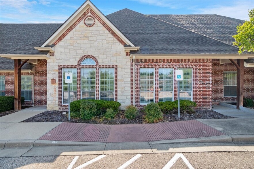 1000 State Highway 6, Woodway, TX for lease - Building Photo - Image 1 of 38