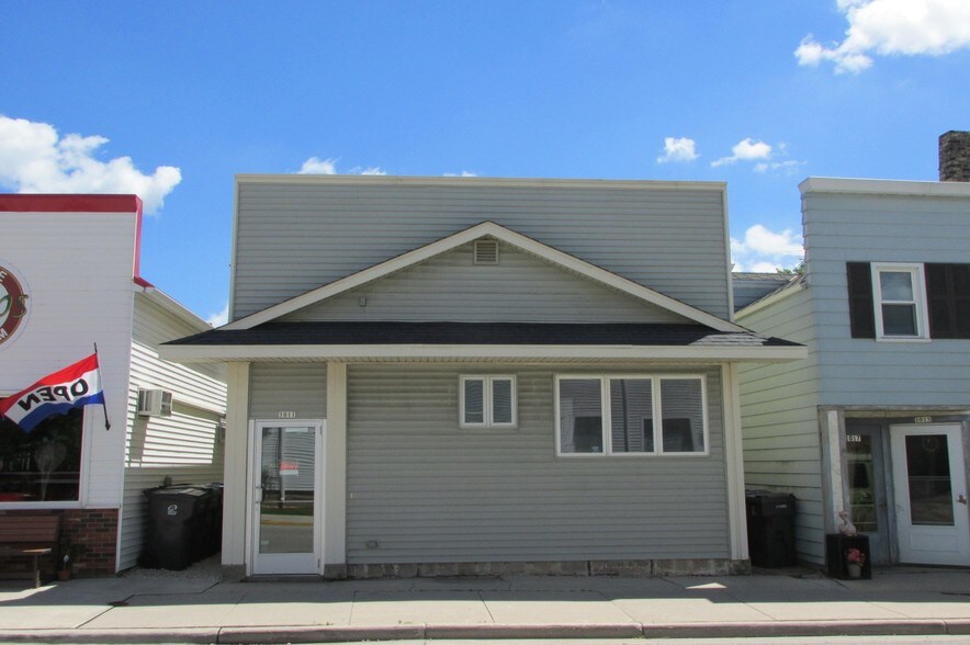 1011 Center Ave, Oostburg, WI 53070