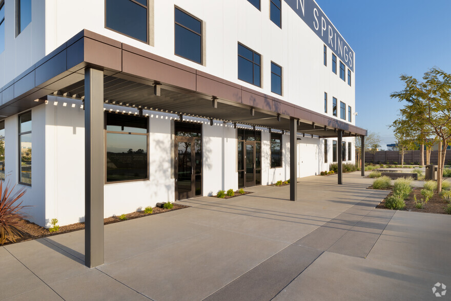 2799 Gateway Dr, Riverside, CA for lease - Building Photo - Image 3 of 7