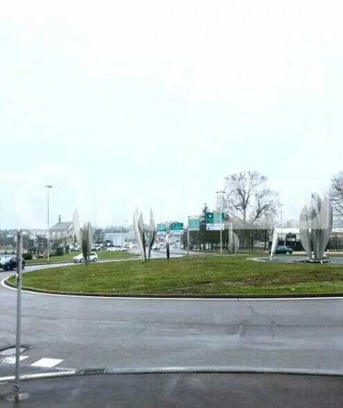 Retail in Fleury-les-Aubrais for lease - Building Photo - Image 3 of 4