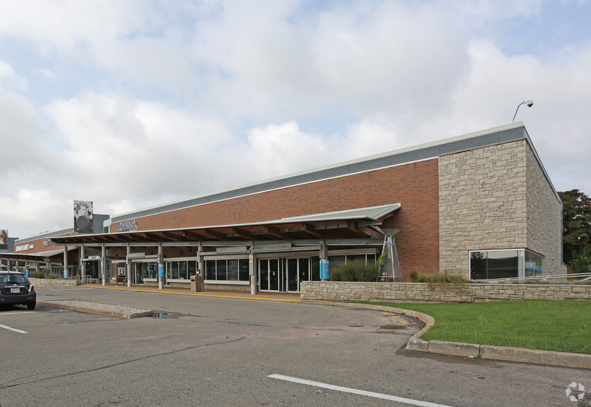 7500 Lundy's Ln, Niagara Falls, ON for lease - Primary Photo - Image 1 of 3