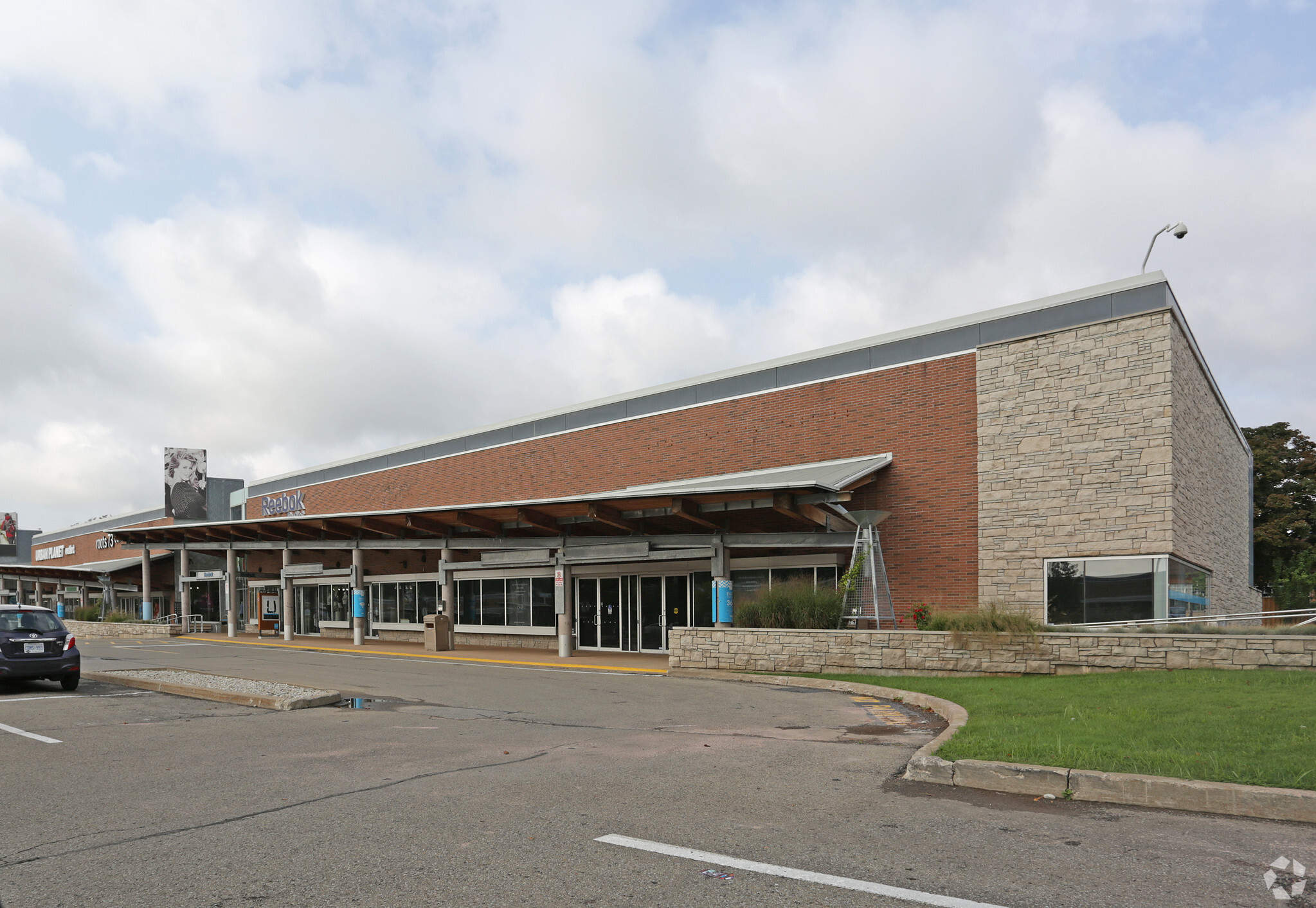 7500 Lundy's Ln, Niagara Falls, ON for lease Primary Photo- Image 1 of 4