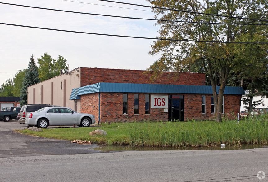 Ecorse Plaza - 4 Buildings + Garage portfolio of 5 properties for sale on LoopNet.com - Building Photo - Image 2 of 16