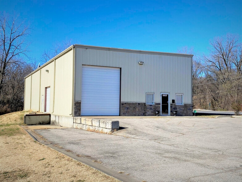 9807 Kaw Dr, Edwardsville, KS 66111