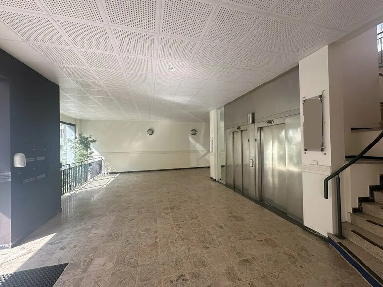 Office in Strasbourg for lease - Lobby - Image 2 of 2