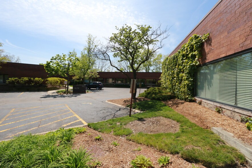 666 Dundee Rd, Northbrook, IL for lease - Building Photo - Image 1 of 19