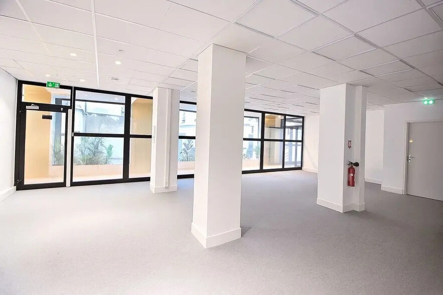 45-47 Rue Des Vinaigriers, Paris for lease - Interior Photo - Image 3 of 8