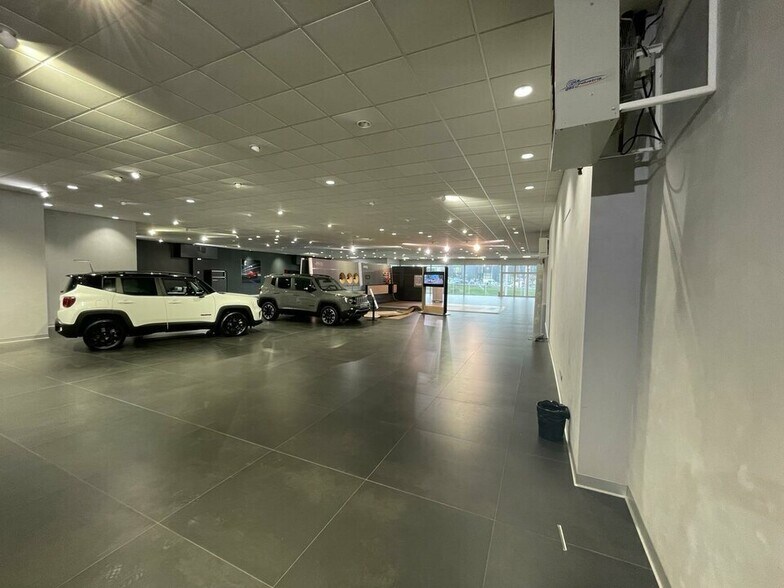 Retail in Groslay for lease - Building Photo - Image 3 of 4