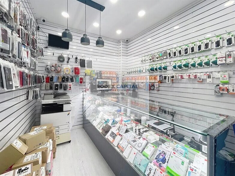 Retail in Paris for lease - Building Photo - Image 2 of 3