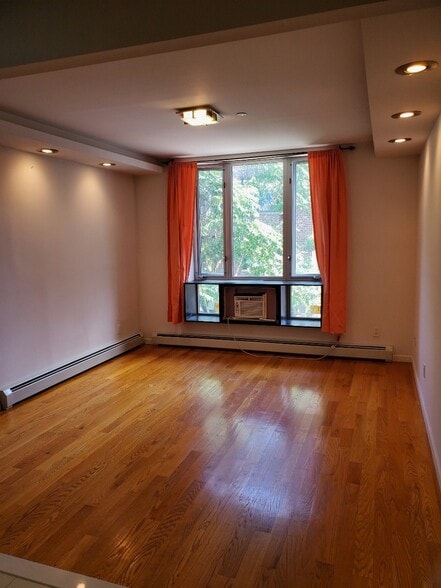82-20 Britton Ave, Elmhurst, NY for sale - Interior Photo - Image 2 of 31