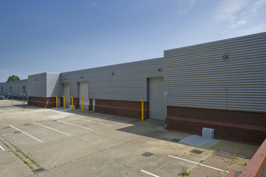 683-685 Stirling Rd, Slough for lease - Building Photo - Image 2 of 8