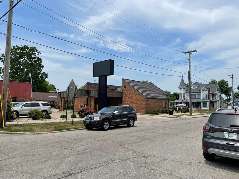 22 N Jefferson St, Knightstown, IN 46148 Ameriana Bank