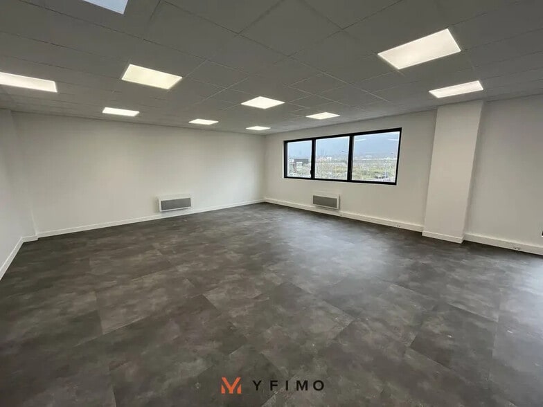 Flex in Aubergenville for lease - Interior Photo - Image 2 of 4