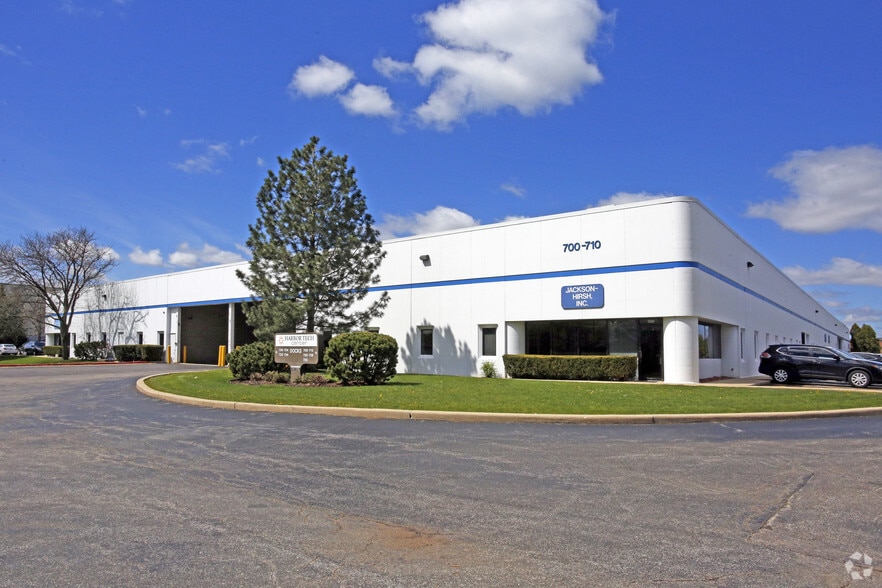 700-730 Anthony Trl, Northbrook, IL for lease - Building Photo - Image 2 of 6