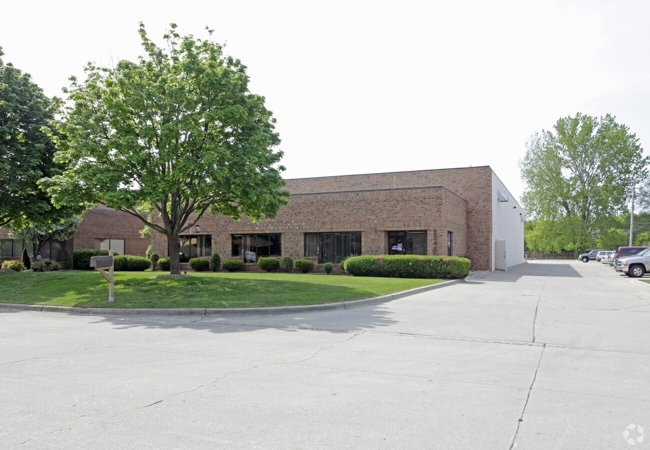 23450 Reynolds Ct, Clinton Township, MI 48036