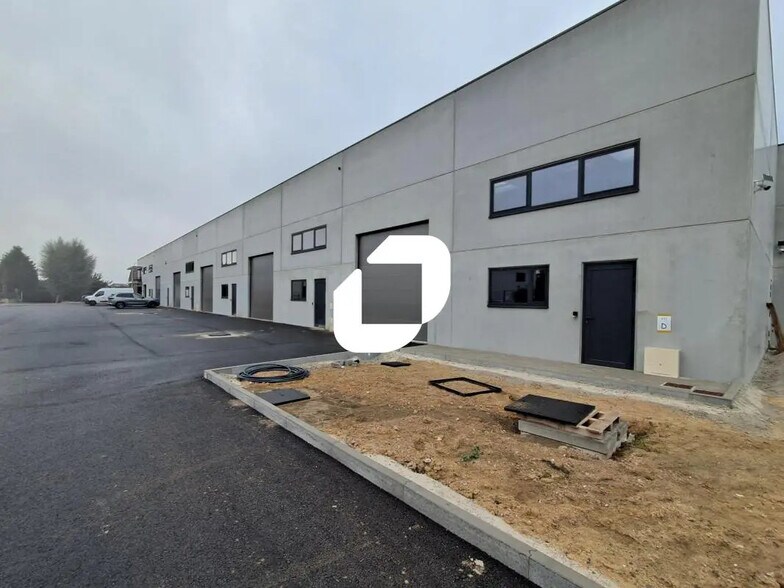 Office in Wattrelos for lease - Building Photo - Image 3 of 7