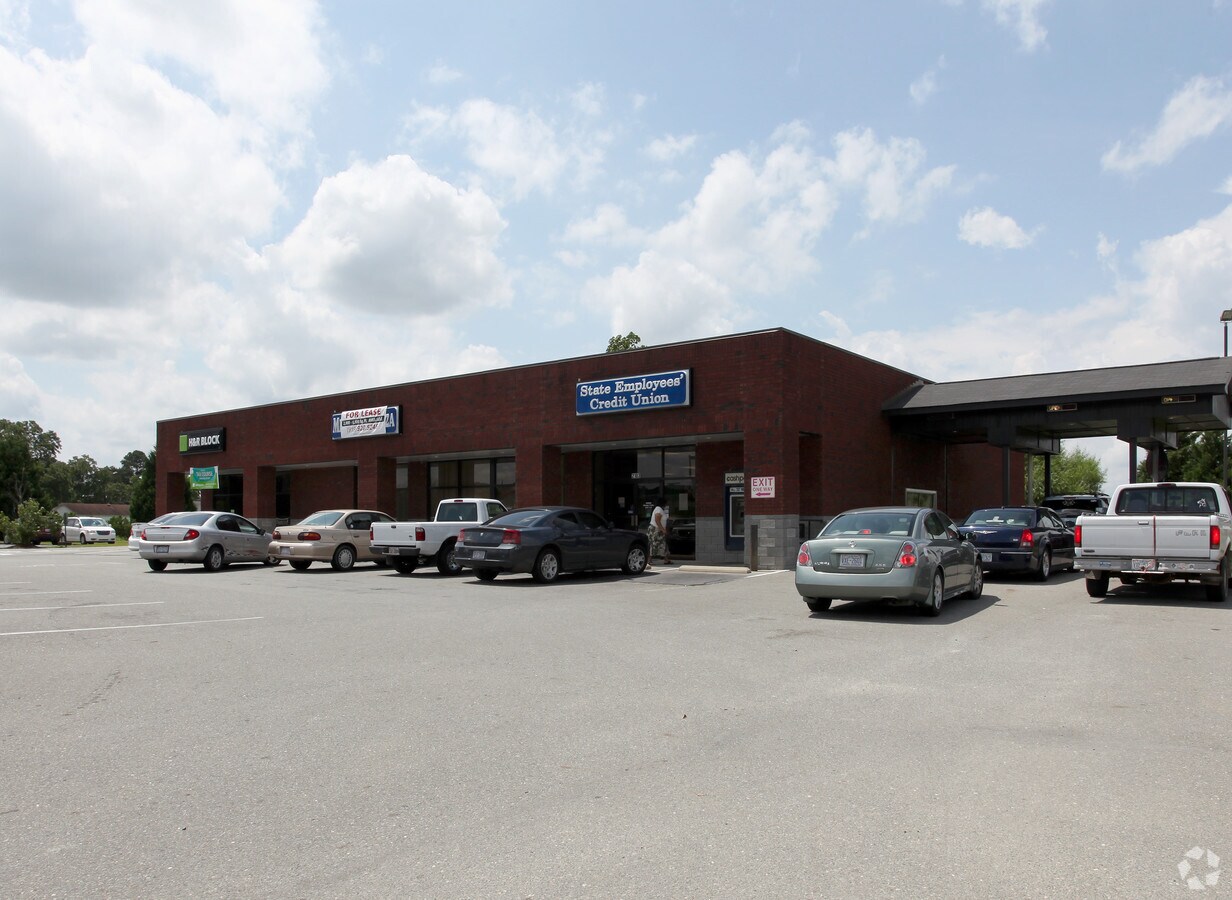 2103 Wayne Memorial Dr, Goldsboro, NC 27534