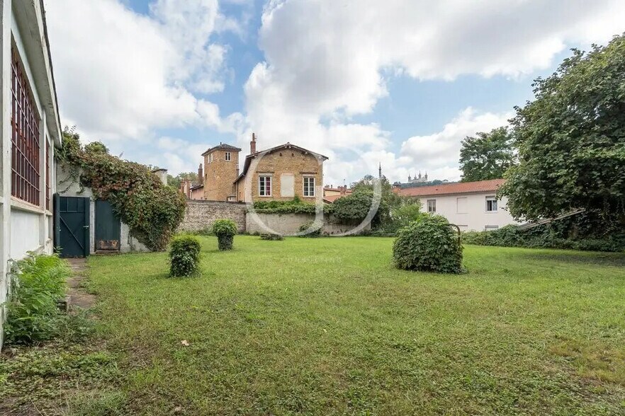 Flex in Lyon for sale - Building Photo - Image 3 of 7