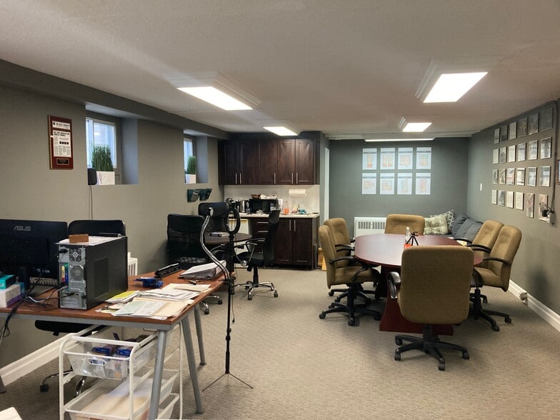 2842 Bloor St W, Toronto, ON for lease - Interior Photo - Image 2 of 7