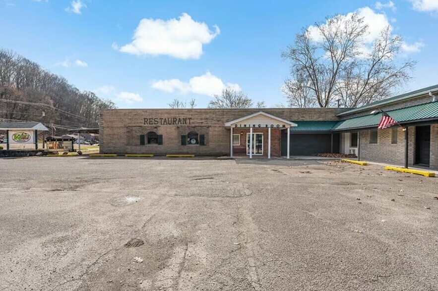 2847 River Rd, Vandergrift, PA 15690 Kiski River Lodge