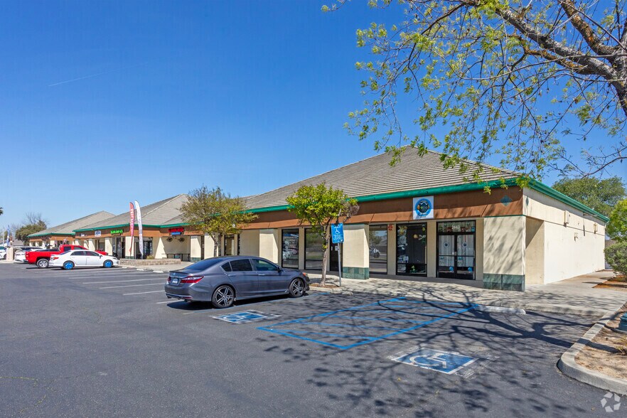 2400 N 10th Ave, Hanford, CA for lease - Building Photo - Image 2 of 7