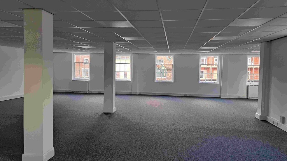 8-9 High St, Marlborough for lease - Building Photo - Image 3 of 3