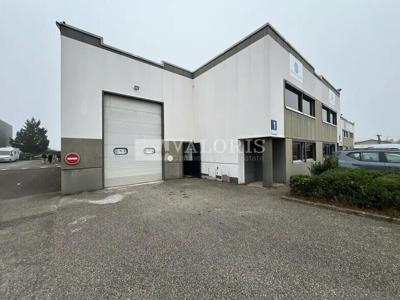 Flex in Décines-Charpieu for lease - Building Photo - Image 1 of 12