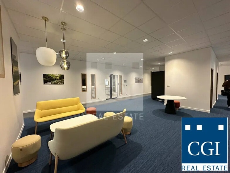 Office in Eybens for lease - Building Photo - Image 2 of 8