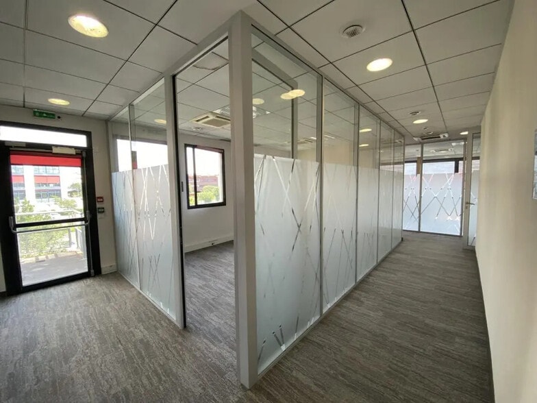 97 Allée Alexandre Borodine, Saint-Priest for lease - Interior Photo - Image 2 of 137