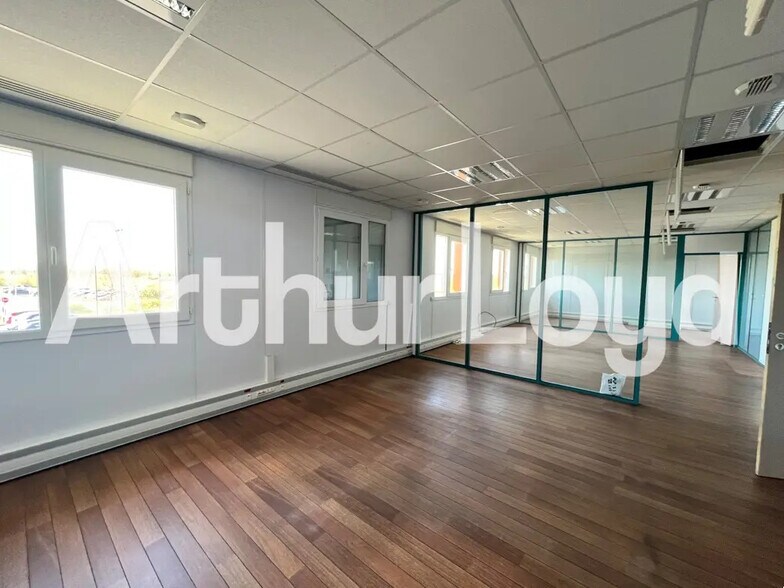 Office in Colombelles for lease - Interior Photo - Image 1 of 4