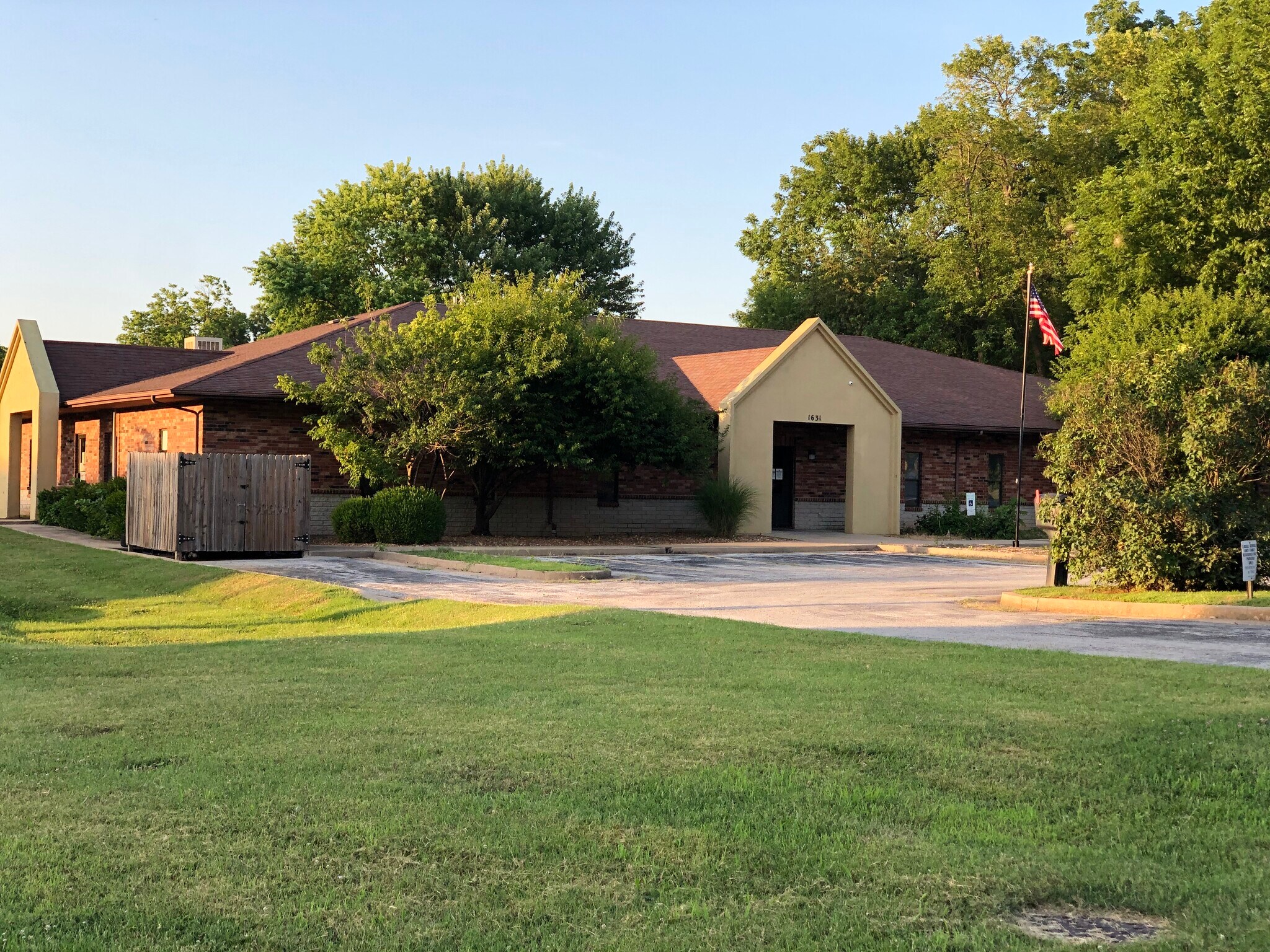 1631 W Bennett St, Springfield, MO for sale Primary Photo- Image 1 of 1