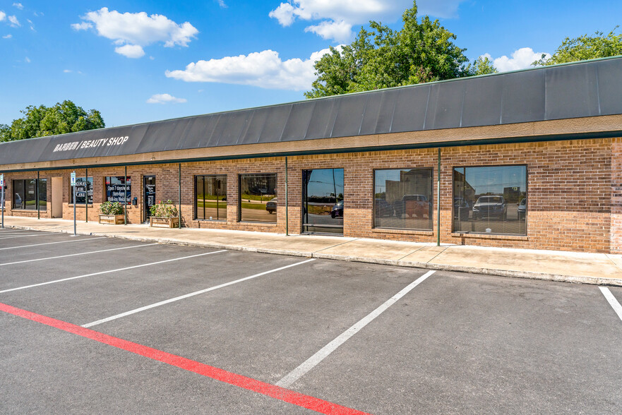 702-736 S Saginaw Blvd, Fort Worth, TX for lease - Building Photo - Image 2 of 15