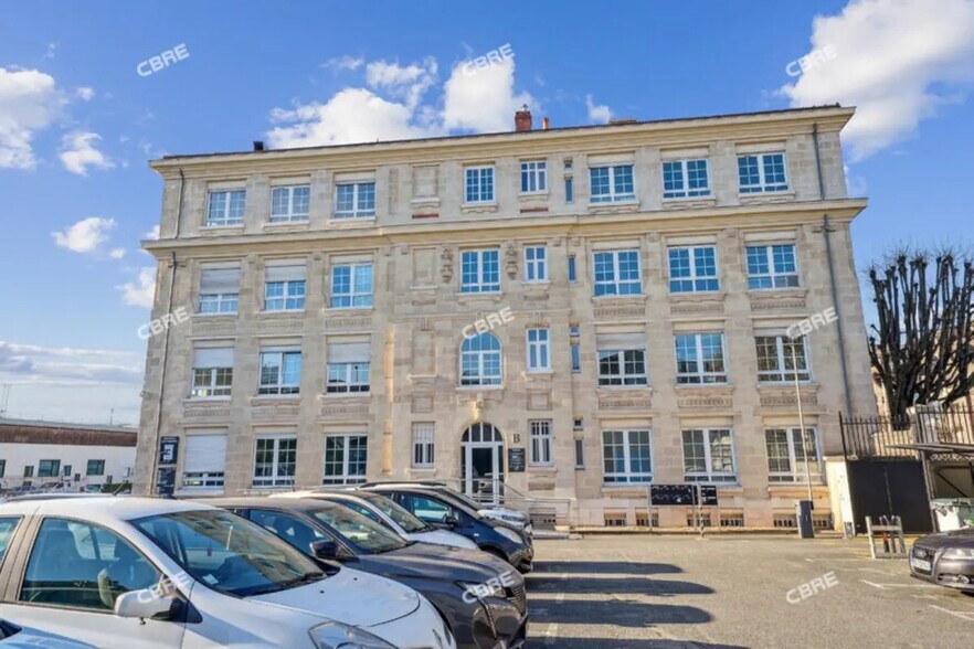 Office in Bordeaux for lease - Building Photo - Image 1 of 15
