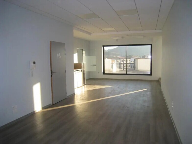 Office in Aubagne for lease - Building Photo - Image 2 of 6