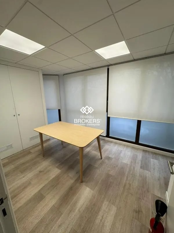 Retail in Le Perreux-sur-Marne for lease Interior Photo- Image 1 of 5