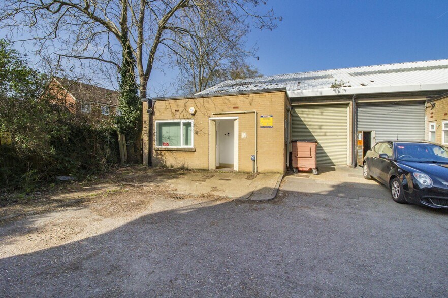 Units 1-9 Kildare Close, Ruislip for sale - Primary Photo - Image 1 of 1