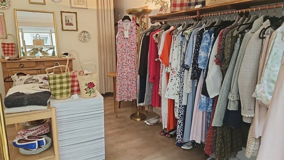 Retail in Paris for lease - Interior Photo - Image 2 of 3