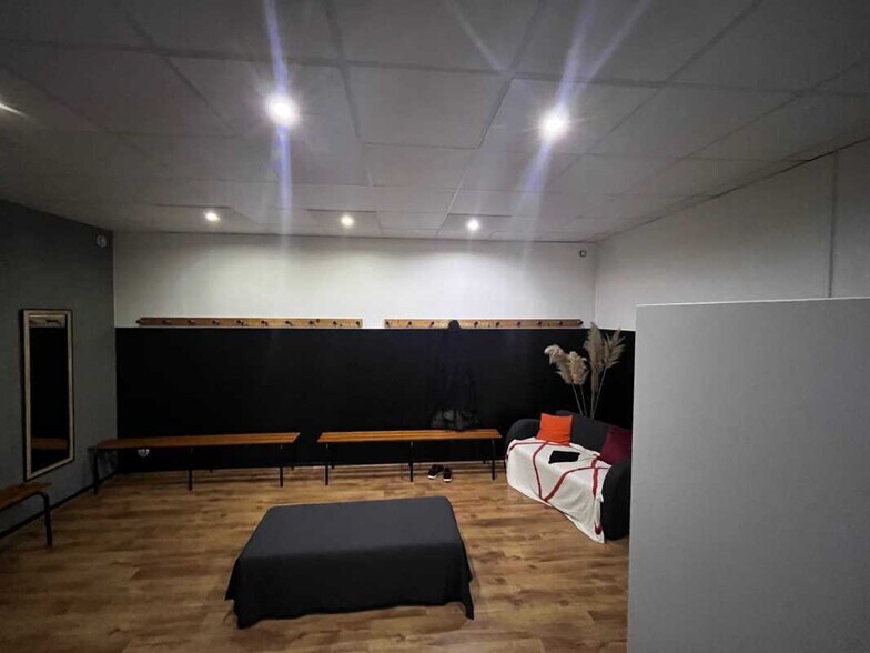 Flex in Lens for lease - Interior Photo - Image 3 of 4