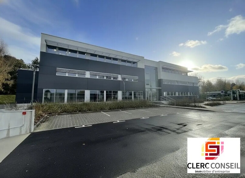 Office in Mont-Saint-Aignan for lease - Building Photo - Image 1 of 9