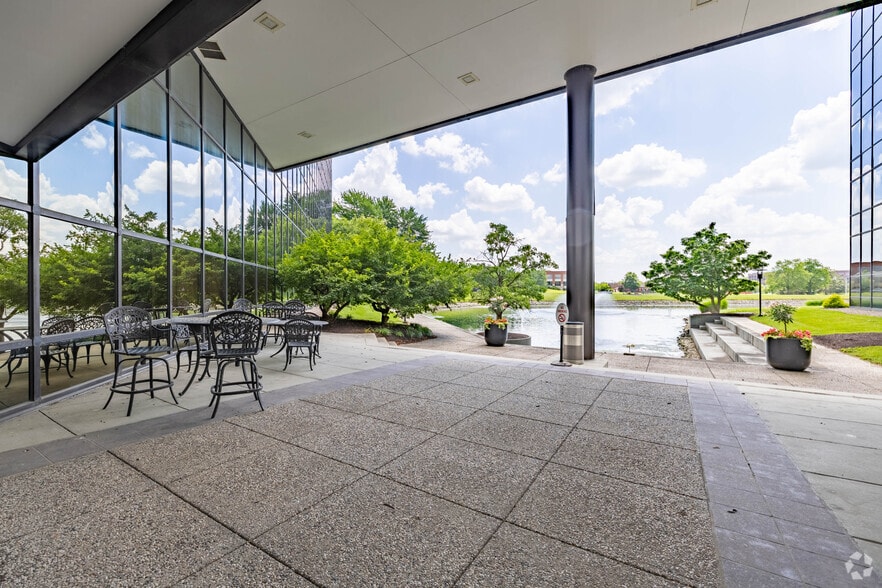 4555 Lake Forest Dr, Blue Ash, OH for lease - Interior Photo - Image 2 of 20