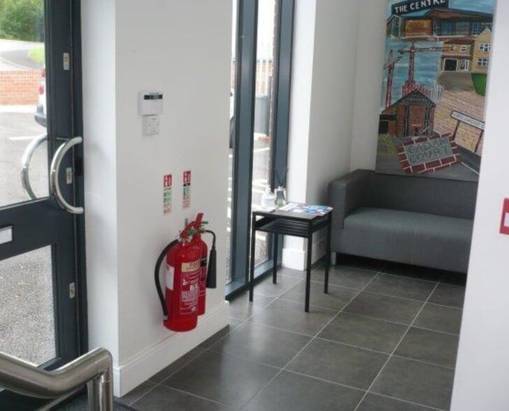 97 Blackburn Rd, Rotherham for lease - Interior Photo - Image 3 of 7