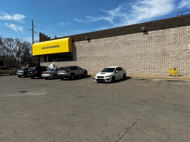 21834 Schoenherr Rd, Warren, MI 48089 Dollar General