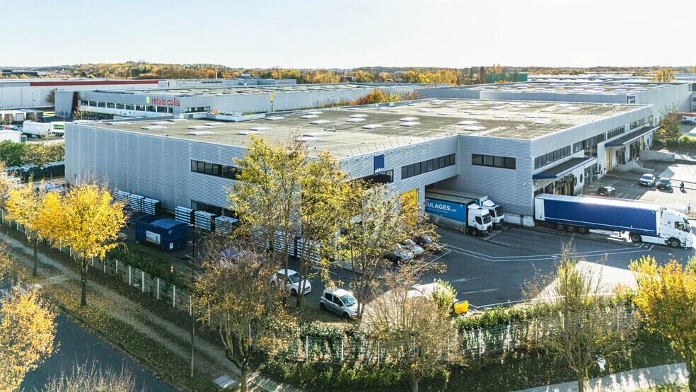 Industrial in Combs-la-Ville for lease - Building Photo - Image 3 of 3
