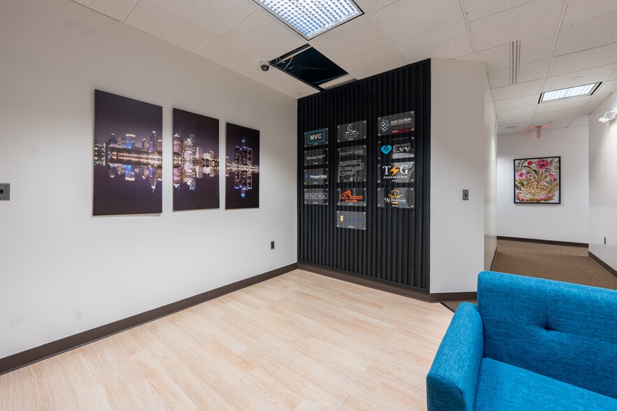 901 Tower Dr, Troy, MI for lease - Building Photo - Image 3 of 31