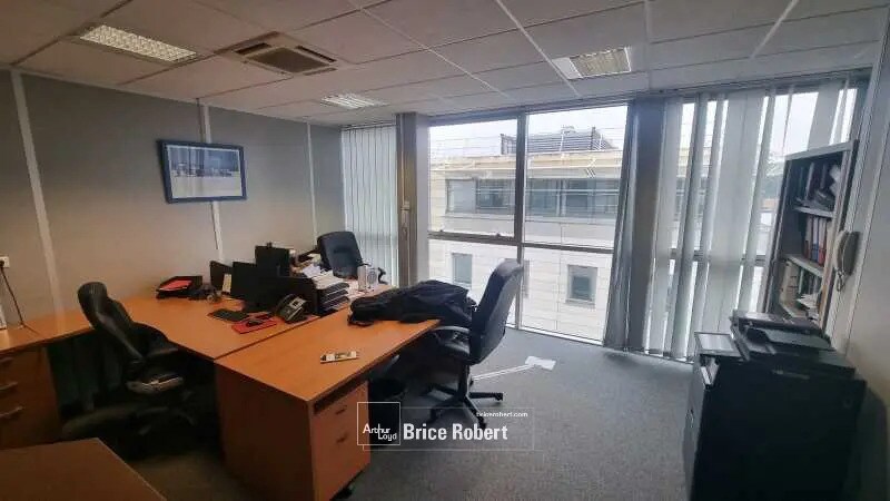 Office in Bron for lease - Building Photo - Image 3 of 8