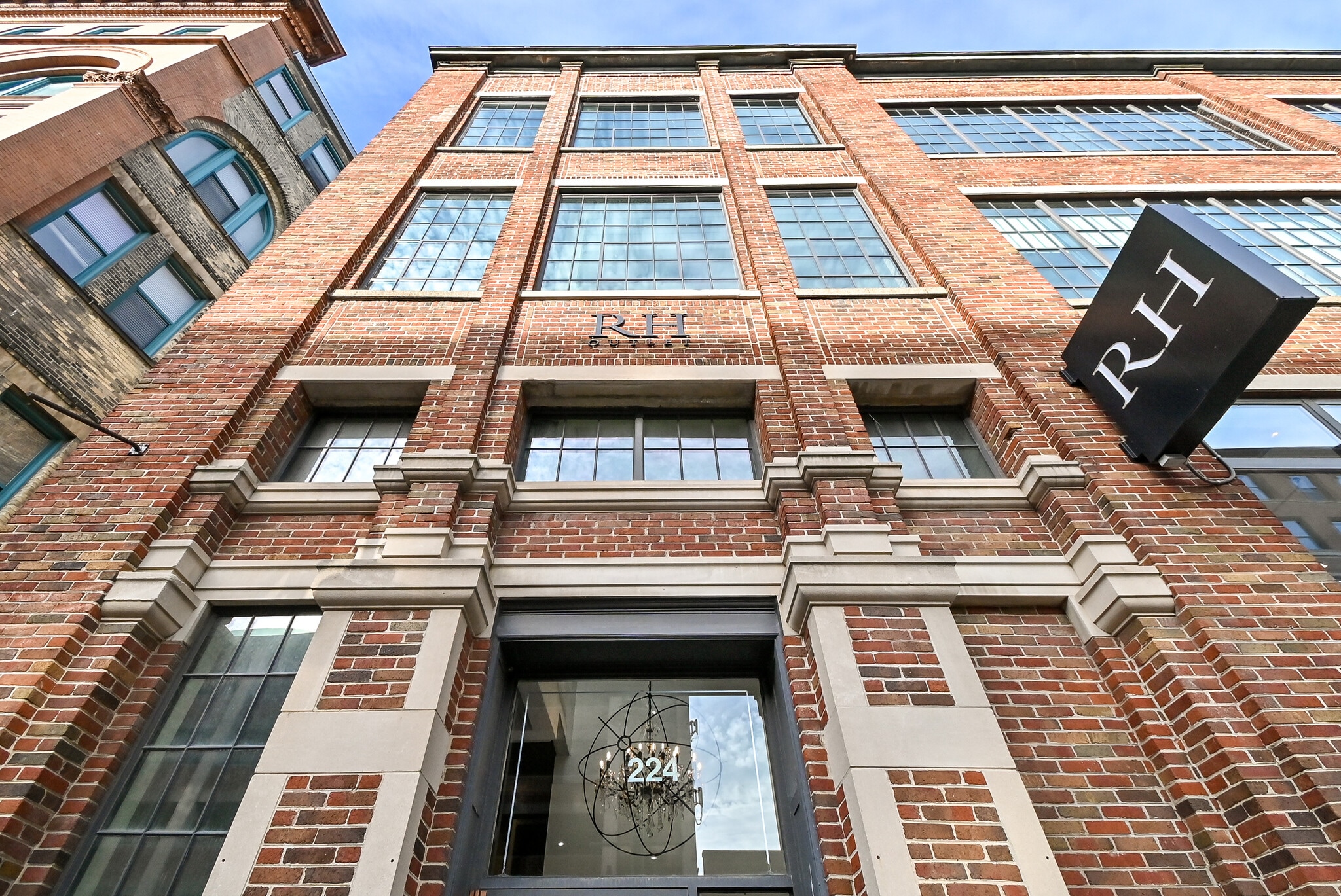 224-246 E Chicago St, Milwaukee, WI for lease Building Photo- Image 1 of 5